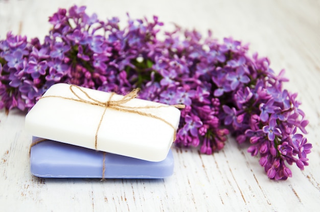 Sapone naturale e fiori lilla