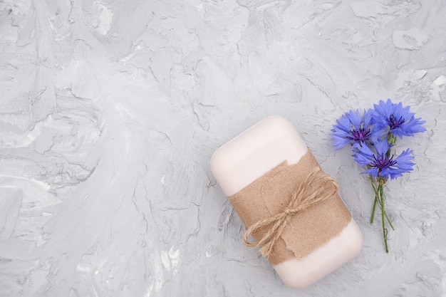 Sapone naturale fatto a mano decorato con carta artigianale, flagello e fiori blu