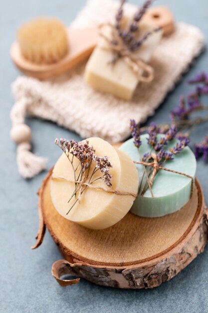 Sapone naturale fatto a mano. Saponette bio con estratti vegetali.