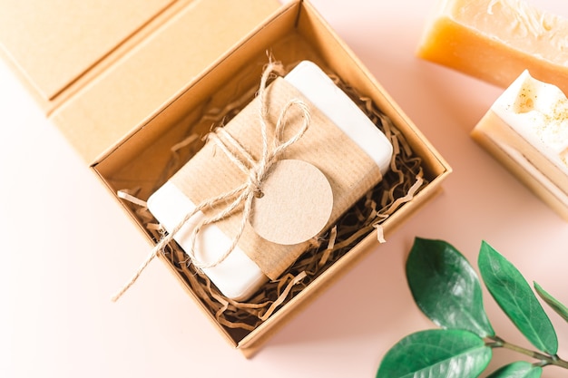 Sapone naturale in confezione regalo con tag mockup vuoto