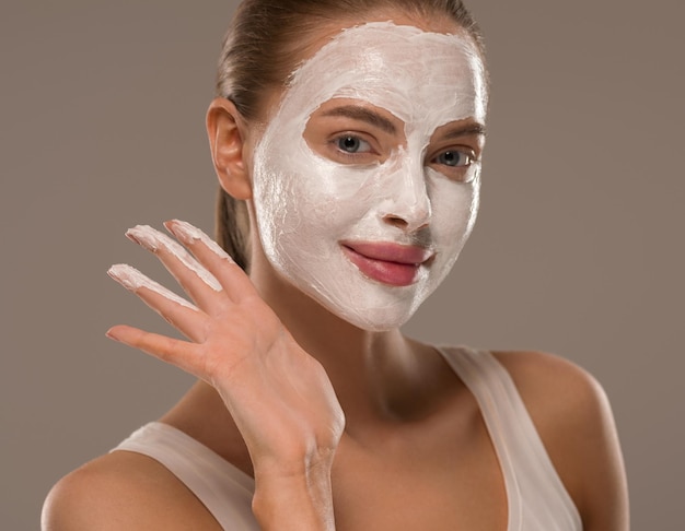 Sapone per lavaggio maschera viso donna primo piano pelle pulita. Colore di sfondo