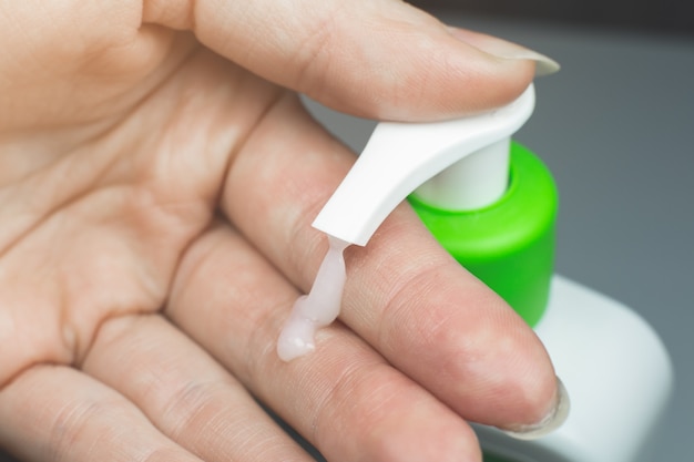 Sapone per le mani da vicino. Gel mani detergente e disinfettante. Prevenzione dell'influenza e delle malattie virali.