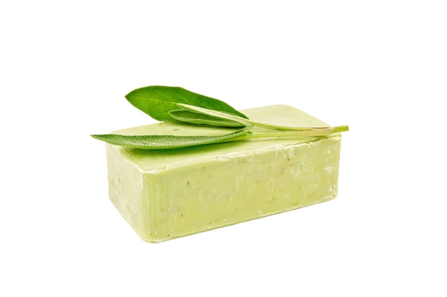 Sapone verde con rametto di salvia isolato su sfondo bianco