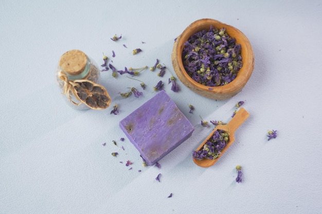 Saponetta naturale e fiori di lavanda secchi sul tavolo