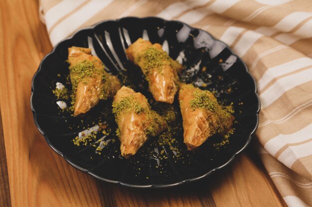 Sapori assortiti di baklava turco con pistacchio e altri dolci turchi