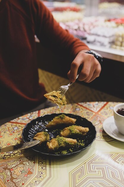 Sapori assortiti di baklava turco con pistacchio e altri dolci turchi