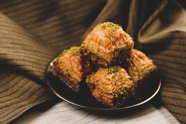 Sapori assortiti di baklava turco con pistacchio e altri dolci turchi