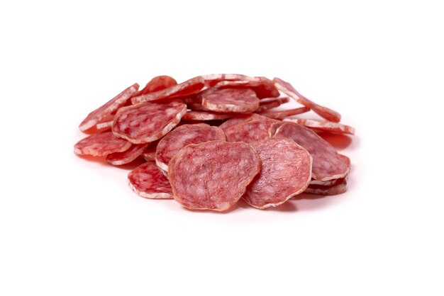 Saporite fette di salame isolate su uno sfondo bianco