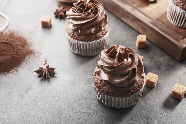 Saporiti cupcake al cioccolato su sfondo grigio