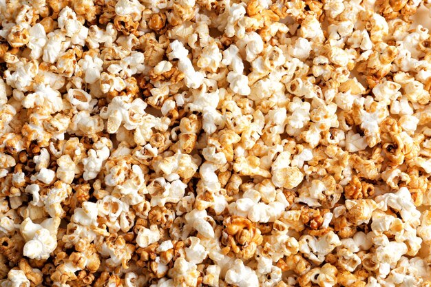 Saporiti popcorn al caramello come sfondo