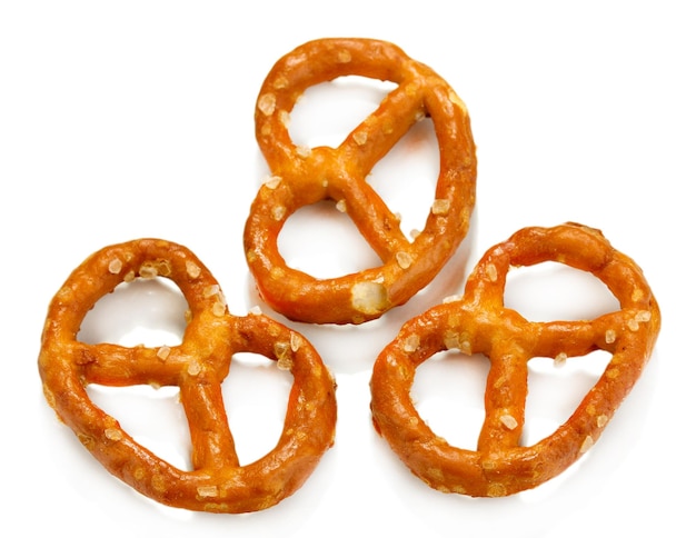 Saporiti pretzel isolati su bianco