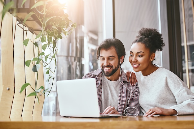 Sarai più felice al lavoro quando farai amicizia con due colleghi di successo che collaborano