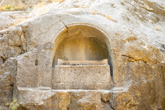 Sarcofago o tombe rupestri nelle rovine dell'antica città di Termessos senza turisti vicino ad Antalya in Turchia