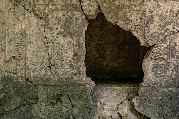 Sarcofago vuoto con un buco nel muro nelle rovine dell'antica città di Olimpo in Turchia