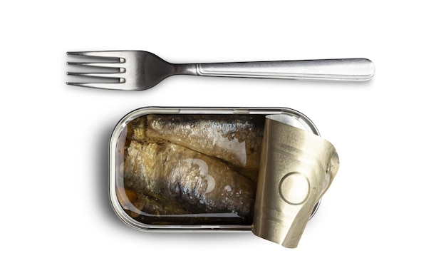 Sardina aperta conservare il pesce può e forchetta d'argento isolato su uno sfondo bianco