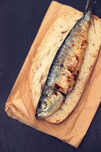 Sardine alla griglia sul pane