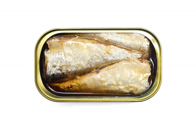 Sardine della latta isolate su bianco