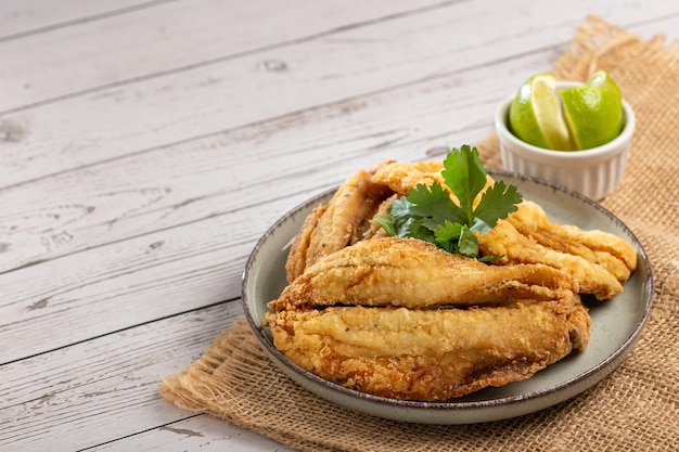 Sardine fritte nel piatto sul tavolo.