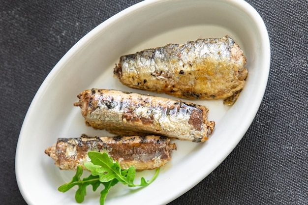 sardine sott'olio pesce in scatola frutti di mare fresco pasto sano cibo spuntino sul tavolo copia spazio cibo