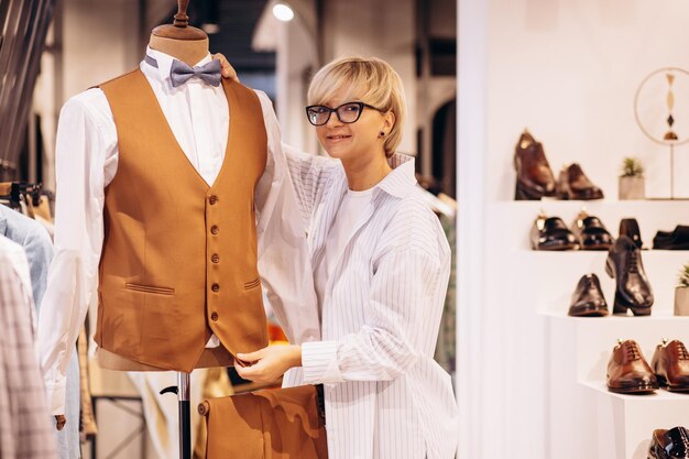 Sartoria donna che effettua misurazioni di abbigliamento da uomo