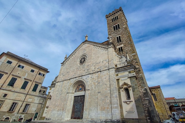 Sarzana italia pittoresca chiesa del villaggio