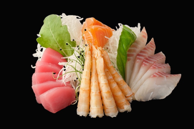 Sashimi assortiti di salmone, branzino, tonno, gamberi tigre