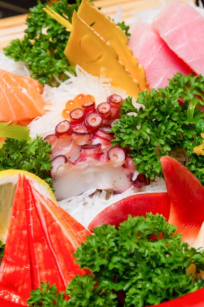 Sashimi (cibo giapponese). Frutti di mare crudi affettati in una ciotola.