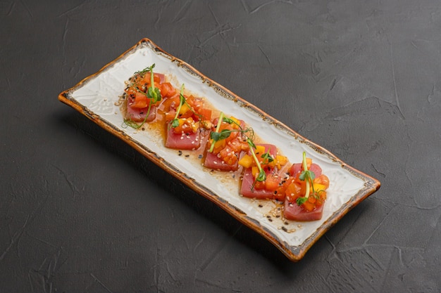 Sashimi con salmone o tonno su fondo nero