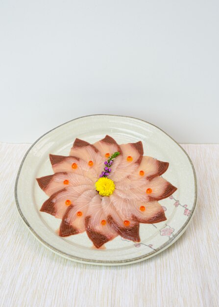 Sashimi crudo affettato di Hamachi sul piatto