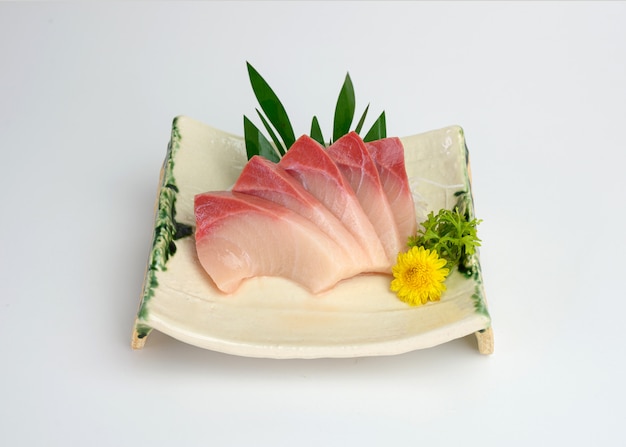 Sashimi crudo affettato di Hamachi sul piatto