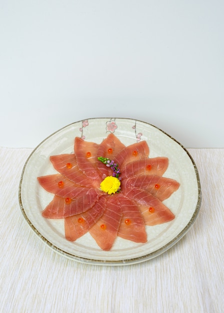 Sashimi crudo affettato di Maguro sul piatto