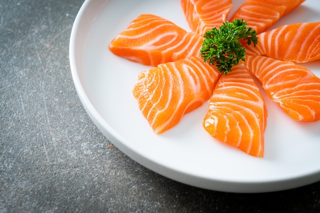 Sashimi crudo di salmone fresco - stile giapponese