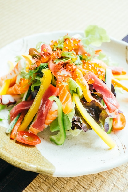 Sashimi crudo e fresco di carne di pesce con verdure