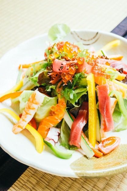 Sashimi crudo e fresco di carne di pesce con verdure