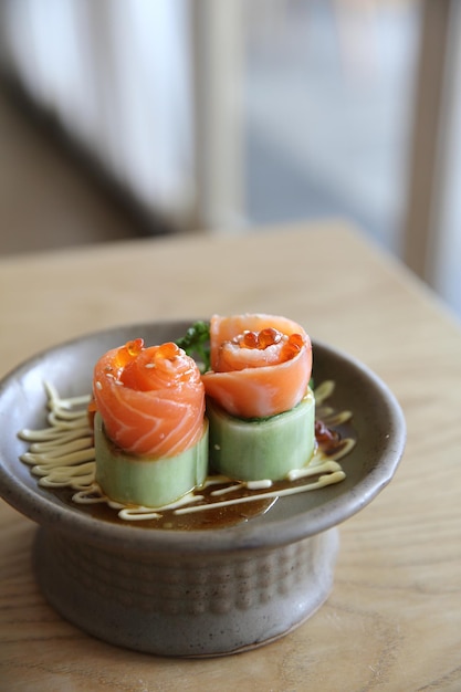 Sashimi di salmone con cetriolo su legno