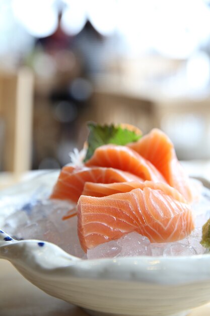 sashimi di salmone in primo piano