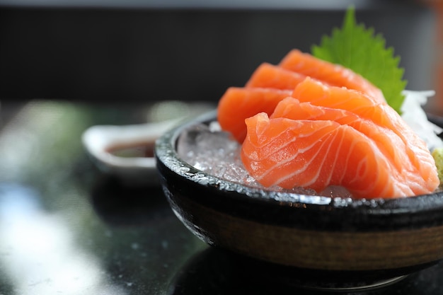 Sashimi di salmone su ghiaccio Cibo giapponese