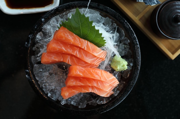 Sashimi di salmone su ghiaccio Cibo giapponese