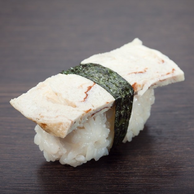 Sashimi di sushi sul tavolo di legno