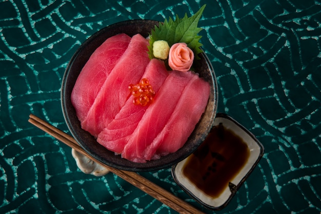 Sashimi di tonno con riso e uova di salmone.