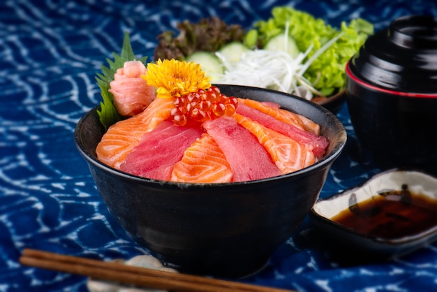 Sashimi di tonno e salmone con riso.