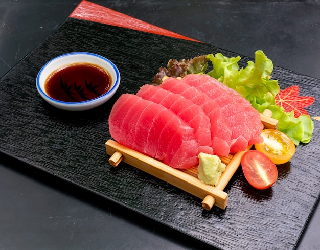 Sashimi di tonno fresco con salsa di soia