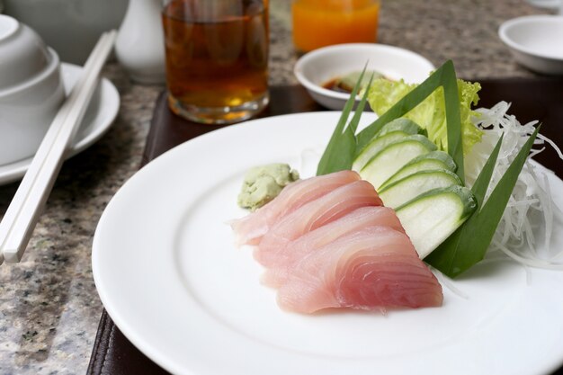 Sashimi di tonno fresco (Seafoods Sushi) sul piatto bianco.