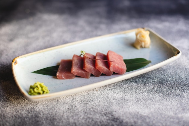 Sashimi di tonno su sfondo grigio. Servizio. Cameriere. Banchetto