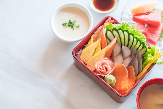 Sashimi fresco crudo con riso in scatola di bento