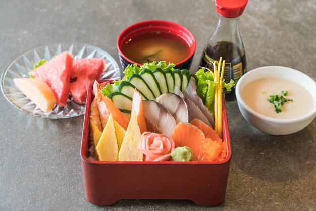 Sashimi fresco crudo con riso in scatola di bento