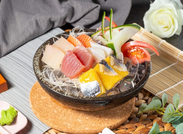 Sashimi misto su cubetti di ghiaccio servito in un piatto isolato sulla vista dall'alto del tavolo del cibo cinese