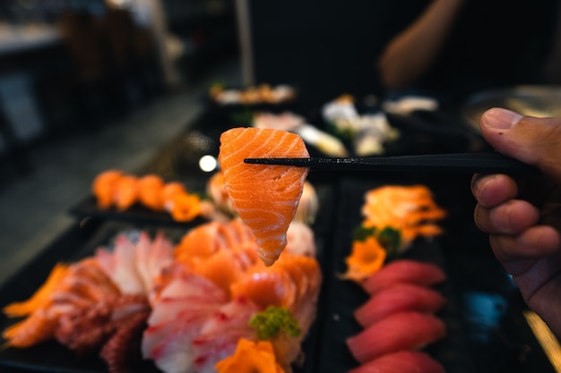 Sashimi su un piatto in un ristorante giapponese, sushi e sashimi