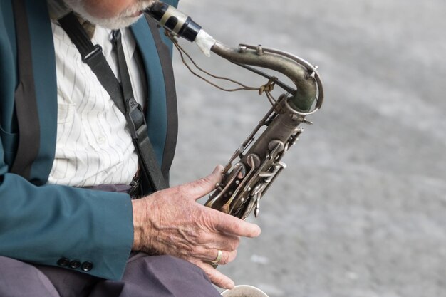 Sassofono nelle mani di un musicista di strada