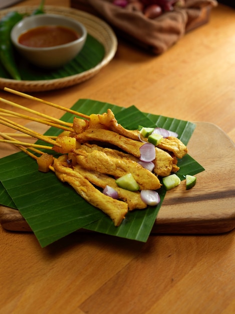 Satay di maiale alla griglia (Moo Satay) con cetriolo e cipolla